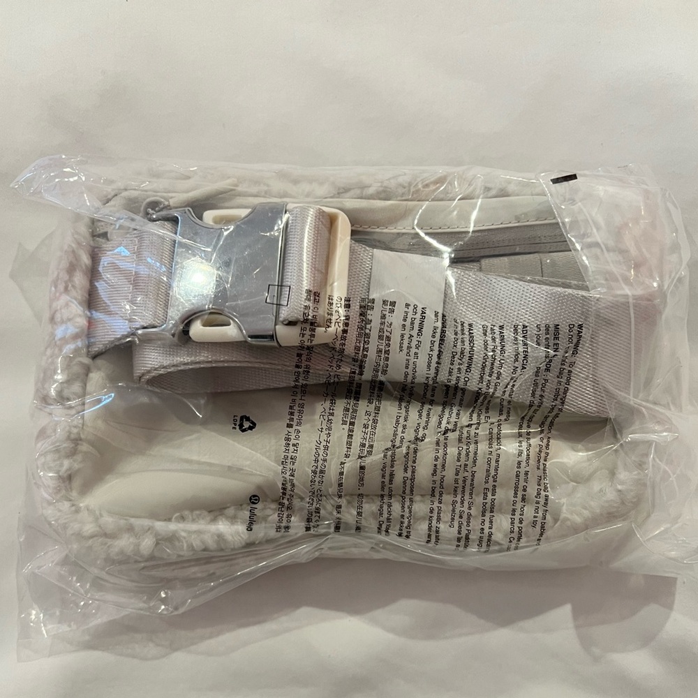 LULULEMON NEW YEAR EVERYWHERE BELT
BAG 1L *FLEECE - Picture 6 of 6